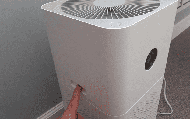 Процесс извлечения фильтра из очистителя воздуха Mi Air Purifier 3C